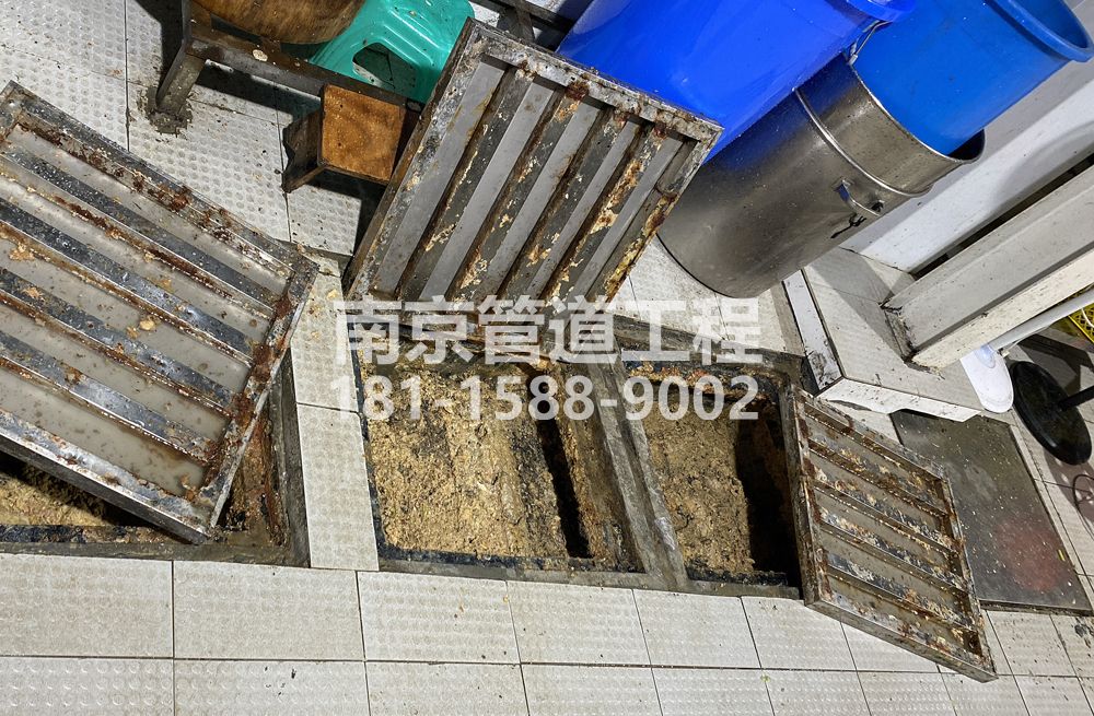 278门头沟城管中队食堂隔油池清理